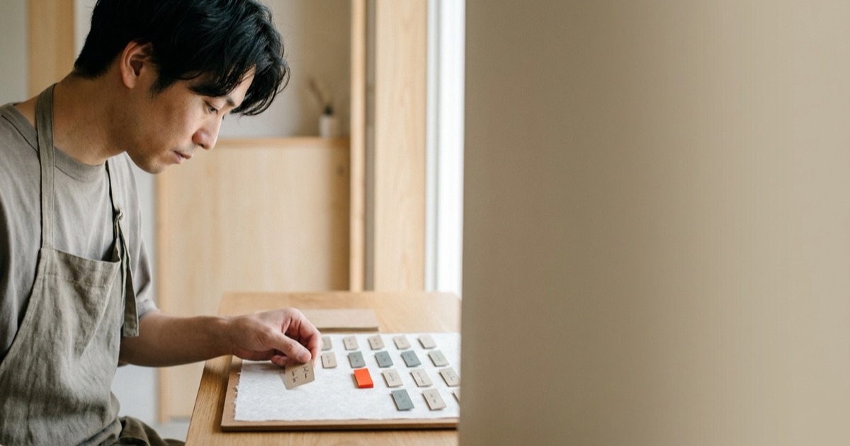 担当者名の札と予約枠を並べた和紙風の予約ボードのイメージ