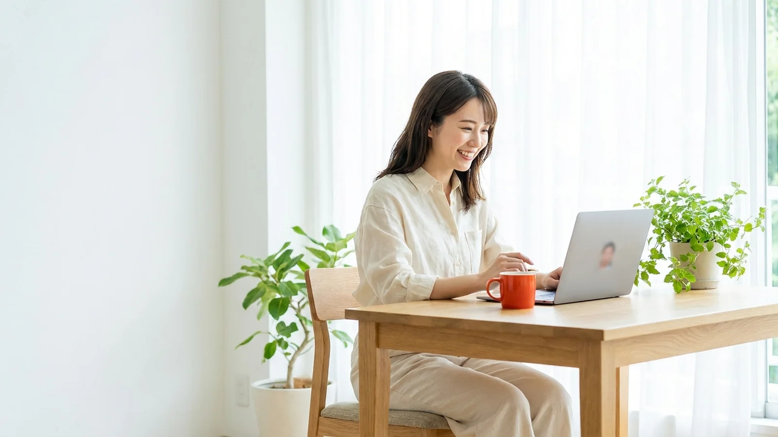 明るい部屋でオンライン授業をする様子